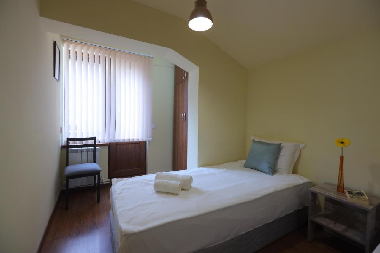 Old Friends Guesthouse غيومري المظهر الخارجي الصورة